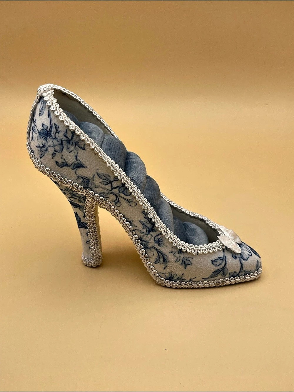 💎 Elegant Blue & White Porcelain-Style High Heel Ring Holder, NWOT💍